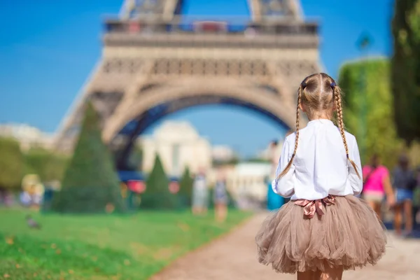 Adorable little girl near the Eiffel tower during summer vacation in Paris — Stock Photo, Image