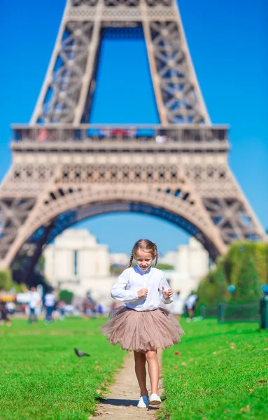 Adorable little girl near the Eiffel tower during summer vacation in Paris — Stock Photo, Image