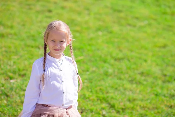 Adorable little girl near the Eiffel tower during summer vacation in Paris — Stock Photo, Image