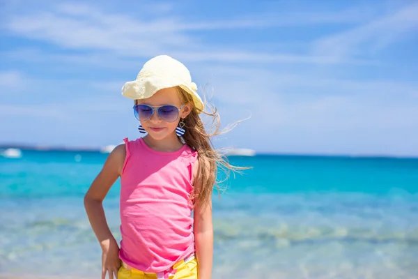 Adorable niña se divierten en la playa tropical durante las vacaciones — Foto de Stock