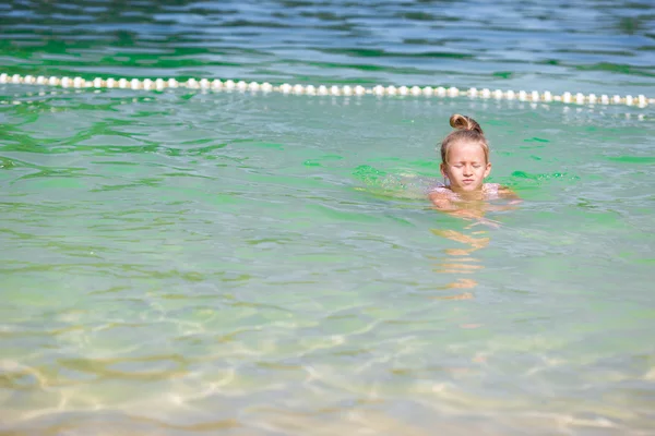 Adorable petite fille à la plage pendant les vacances d'été — Photo