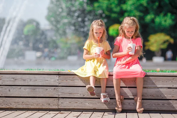 Piccoli adorabili bambini che mangiano gelato in estate giorno caldo — Foto Stock