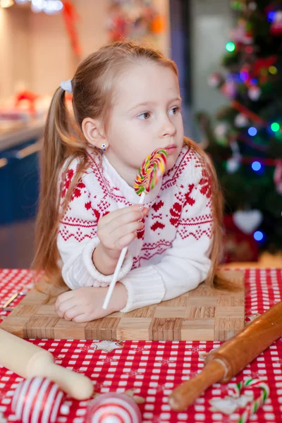 愛らしい少女の家でクリスマス クッキーを焼く — ストック写真