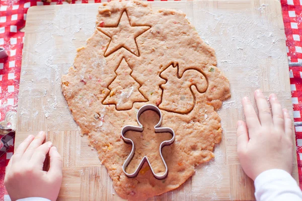 Çiğ hamur gingerbread çerezleri Noel için ev mutfak at için — Stok fotoğraf