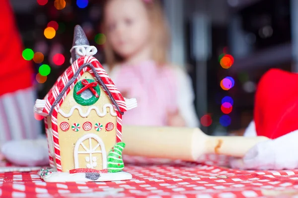 Fairy pepparkakshus till jul på bakgrund av barn och fir tree med garland — Stockfoto