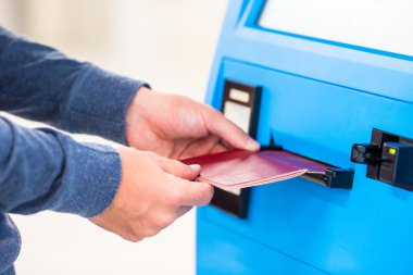 İade için uçuş yapıyor ya da Havaalanı'nda uçak biletleri satın Closeup pasaportu