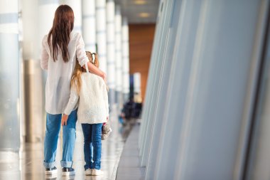 Yatılı için bekleyen Havaalanı'nda mutlu aile