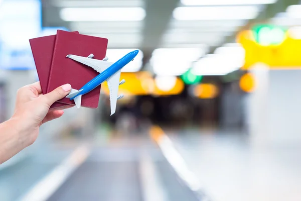 Pasaportes de primer plano y tarjeta de embarque en el aeropuerto interior — Foto de Stock