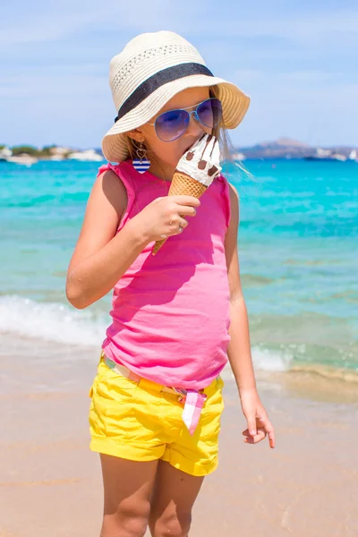 Adorable niña divirtiéndose durante las vacaciones en la playa —  Fotos de Stock