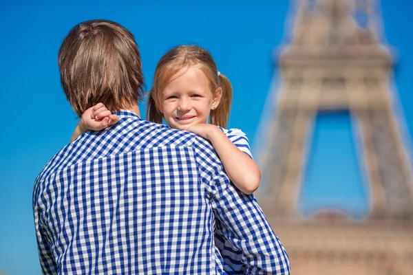 Heureux père et petite adorable fille à Paris près de la Tour Eiffel pendant les vacances d'été — Photo