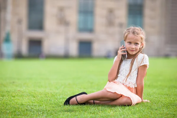 Adorable toddler girl with phone in Paris during summer vacation — Stock Photo, Image