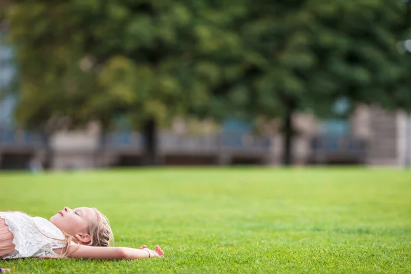 Toddler biały dziewczynka w Paryżu podczas letnich wakacji — Zdjęcie stockowe