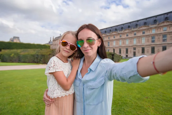 Šťastná maminka a dívka s selfie v Paříži venku — Stock fotografie