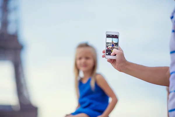 Niedliches kleines Mädchen im Hintergrund des Eiffelturms während der Sommerferien in Paris — Stockfoto