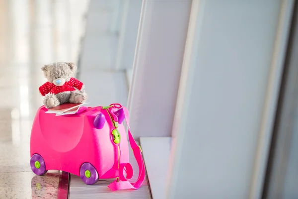 Nahaufnahme kleines Kindergepäck im Flughafen in der Nähe von Fenster — Stockfoto