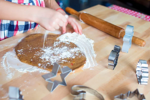 Pâte crue pour biscuits au pain d'épice pour Noël à la maison cuisine — Photo