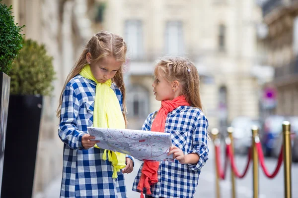 Niñas adorables con mapa de la ciudad europea al aire libre — Foto de Stock