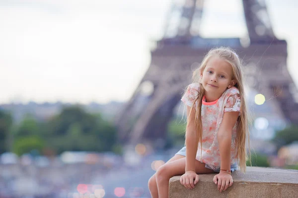 Aranyos kis lány háttérben az Eiffel-torony Párizsban nyaralás alatt — Stock Fotó