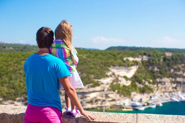 Young father and little girl enjoying beautiful views of european city — Stock Photo, Image