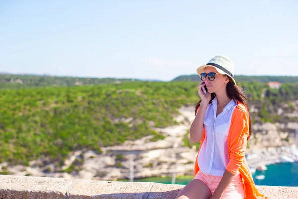 Joven mujer feliz hablando por teléfono al aire libre con hermosa vista en la ciudad europea — Foto de Stock