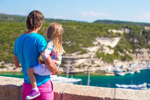 Otec a její malá dcera venku ve městě Bonifacio, Korsika — Stock fotografie