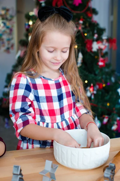 Kleines entzückendes Mädchen backt Weihnachtsplätzchen zu Hause — Stockfoto