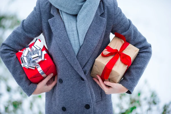 Två julklappar i händer utomhus — Stockfoto