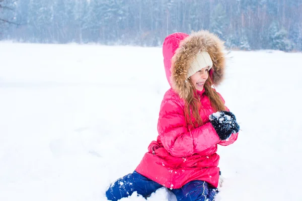 可爱的小女孩，在户外在冬天下雪天 — 图库照片