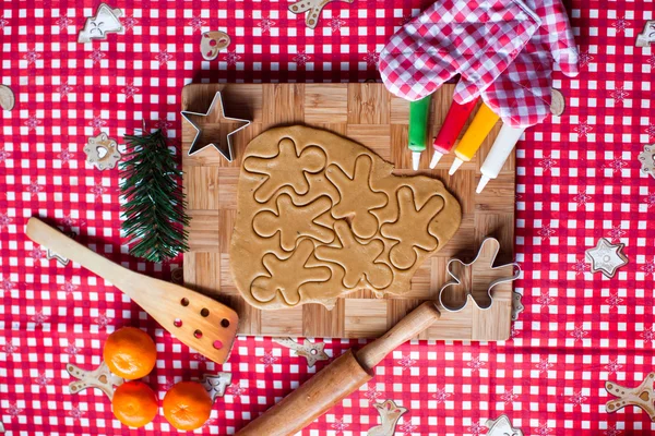 生面团为姜饼圣诞节在家用厨房的 — 图库照片