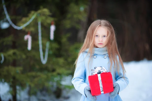 Urocze dziewczynki prezent Boże Narodzenie box w zimie na zewnątrz — Zdjęcie stockowe