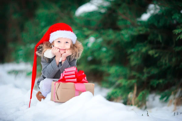 可爱的小女孩，在冬天的户外圣诞盒礼物 — 图库照片