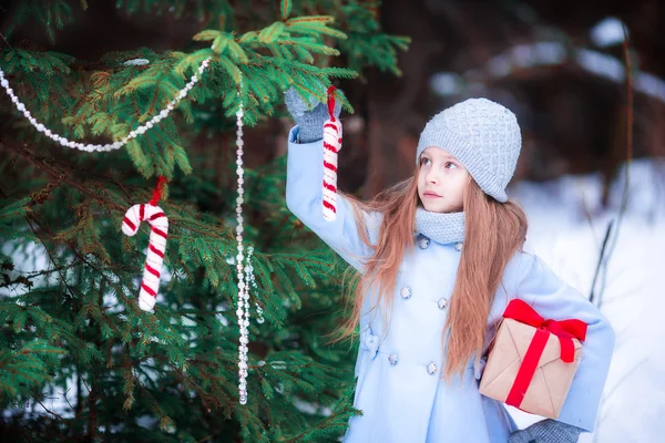 Sevimli küçük kız kış açık havada Noel kutu hediye — Stok fotoğraf