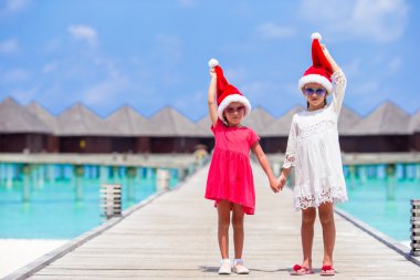 Küçük sevimli kız Noel sırasında tatil plaj