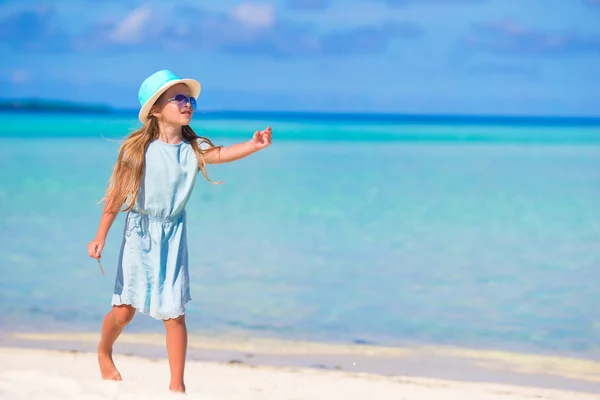 Adorable little girl on tropical white sandy beach — Stock Photo, Image