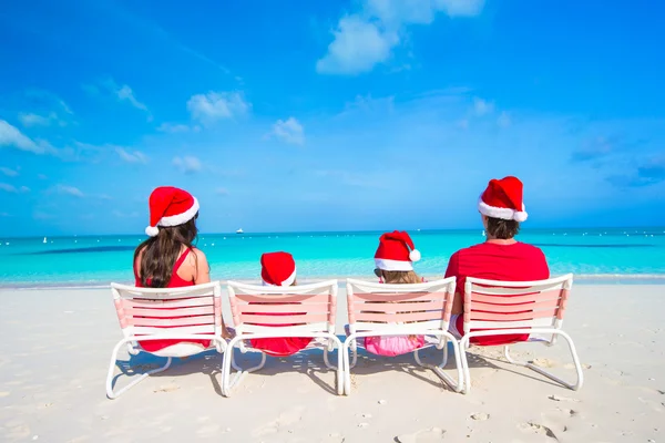 Christmas familj semester på vita stranden — Stockfoto