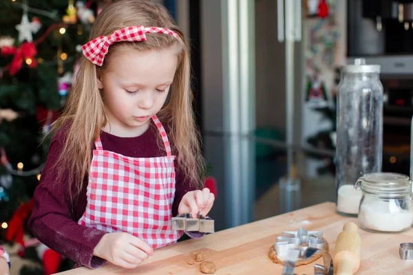 Little adorable girl baking Christmas cookies at home on Xmas eve — Stock Photo, Image