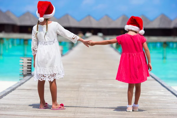 Kleine entzückende Mädchen während der Weihnachtsferien am Strand — Stockfoto