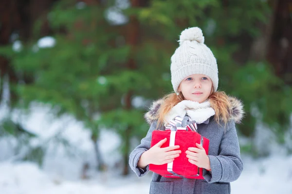 可爱的小女孩，在冬天天户外圣诞盒礼物 — 图库照片