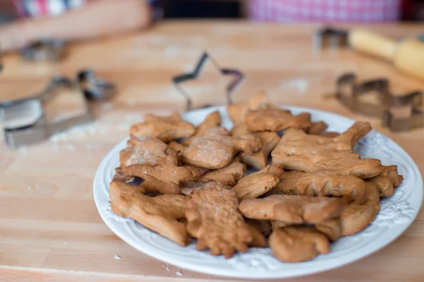 Savoureux biscuits de Noël sur assiette pendant les vacances d'hiver — Photo