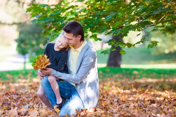 Pequena menina adorável com o pai no parque de outono no dia quente — Fotografia de Stock