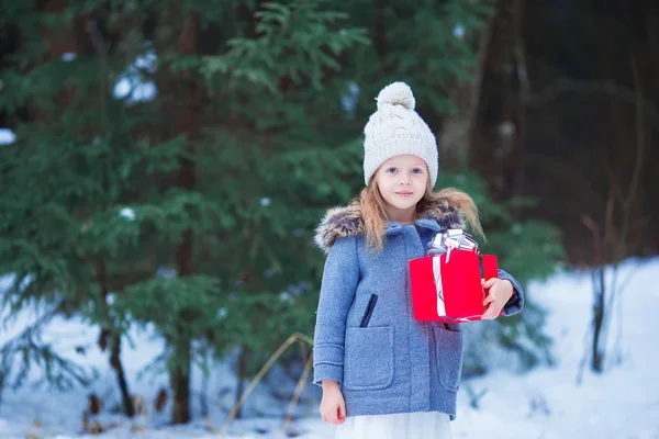 Niña con regalo de caja de Navidad en invierno al aire libre en Nochebuena —  Fotos de Stock