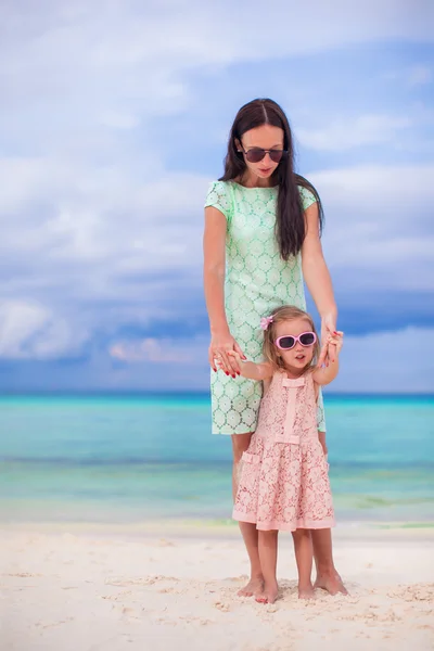 Menina e mãe durante as férias tropicais de verão — Fotografia de Stock