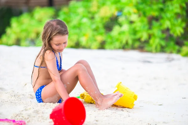 Rozkošná holčička hraje s hračkami, beach během tropické dovolené — Stock fotografie