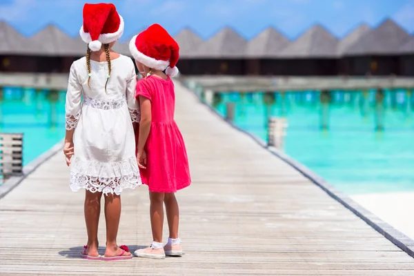 Kinder während der Weihnachtsferien am Strand — Stockfoto