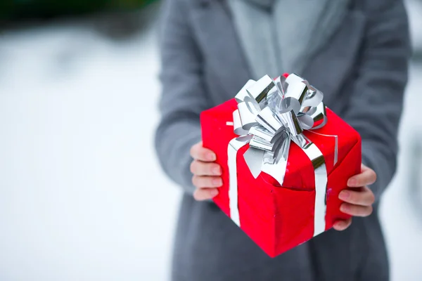 Chiudere regalo scatola di Natale rosso in giorno d'inverno all'aperto — Foto Stock