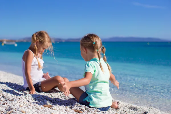 Adorabili bambine in spiaggia durante le vacanze estive — Foto Stock