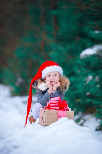 Dziewczynka z prezent Boże Narodzenie box w zimie na zewnątrz na Boże Narodzenie — Zdjęcie stockowe