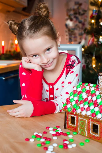 Schattig meisje met Kerstmis peperkoek huis op Xmas eve — Stockfoto