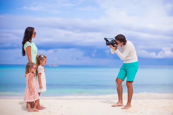 Jonge familie van vier op strandvakantie — Stockfoto