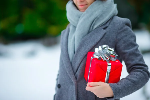 Cerrar regalo de la caja de Navidad roja en el día de invierno al aire libre —  Fotos de Stock